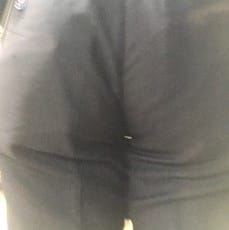 お尻にズボンが食い込んでいるスーツ姿